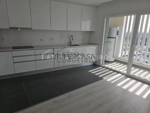 T2 duplex em fase de construção, localizado na prestigiada Quinta da Fábrica, em Vale de Milhaços. O imóvel inclui parqueamen...
