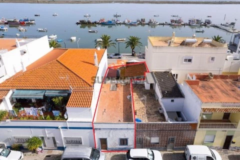 Moradia com 2 utilizações independentes- habitação e comércio