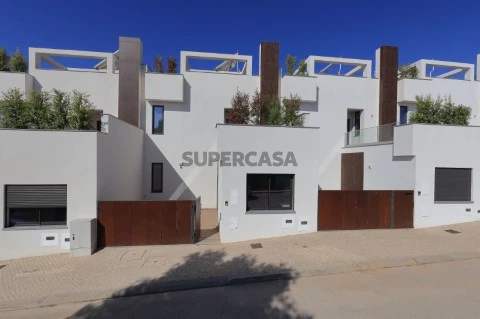 Moradia T3 com Vista Mar, Piscina e Estacionamento em Fuzeta - Fachada