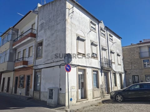 Lateral e frente habitação