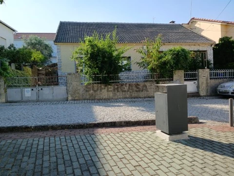 Moradia T3 em Largo da Praça, Tinalhas, Castelo Branco