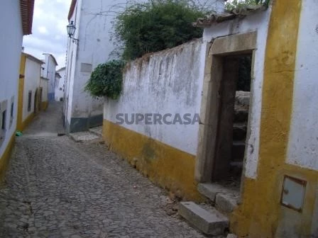 terreno dentro das muralhas de Óbidos