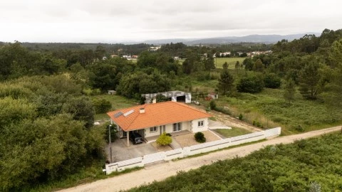 Moradia T3 com 2.040 m² de Terreno, Valença