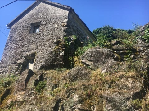 Moradia T1 para restaurar em Adrão - Soajo Arcos de Valdevez