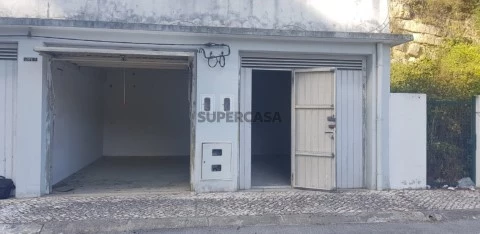 2 Garagens com 18m2 cada