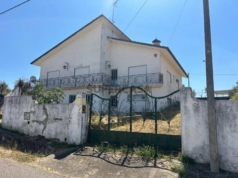 Moradia T5 na Rua de São José, Alvega e Concavada, Abrantes