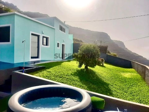 Palheiro T1 com terreno no Porto Moniz