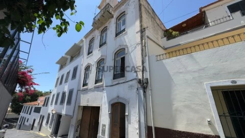 Prédio em Santa Luzia para remodelação total com vista mar