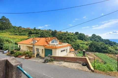 Moradia T3 oficina vista mar garagem Canhas