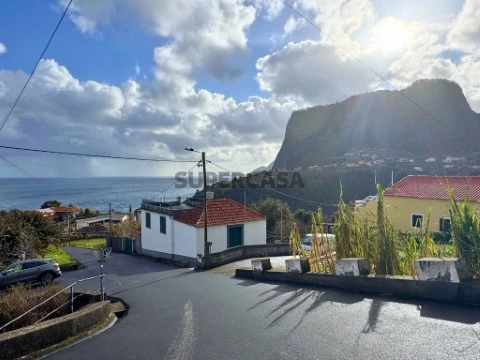 Prédio misto com moradia unifamiliar e terreno no Faial - Santana