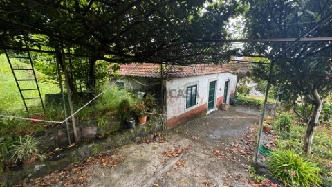 Moradia T2+1 por recuperar no Arco de São Jorge com 890 m2 de lote