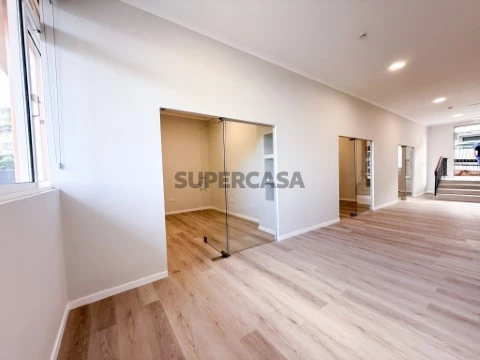 Loja comercial no Estreito de Câmara de Lobos