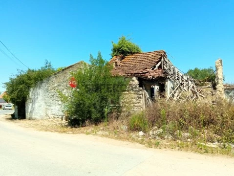 Moradia T2 em Ruina - Malaqueijo