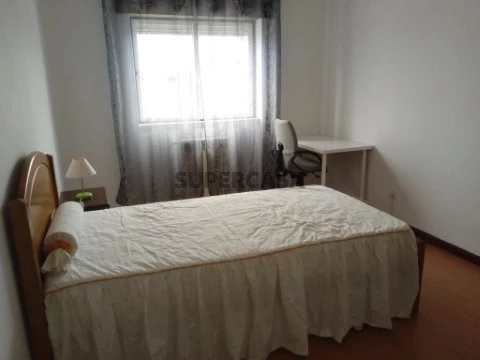 Quarto para Arrendamento no Centro de Rio Maior