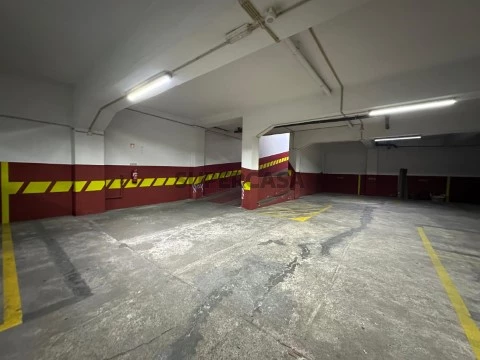 Lisboa Benfica - Estacionamento com Carregador Eléctrico