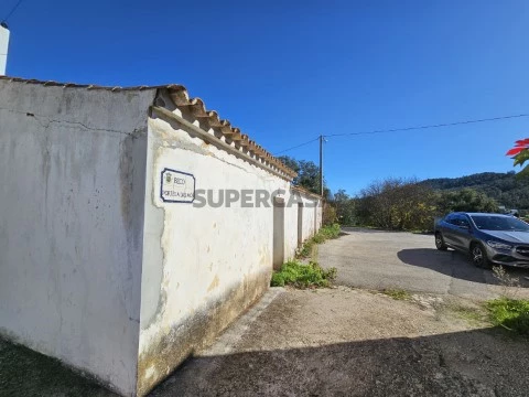 Casa por recuperar no interior do Concelho de Loulé
