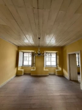 Prédio em Santo Antão e São Julião do Tojal, Loures