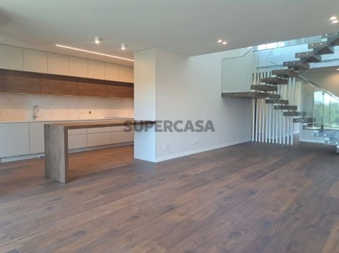 1.Apartamento T3 Duplex na cidade de Leiria com 3 suítes e vista para a cidade e castelo