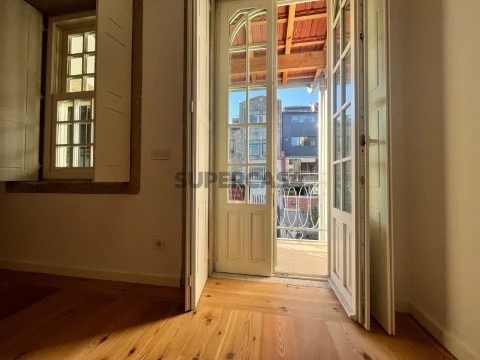 Apartamento T2 Duplex, localizado na Rua da Almada
