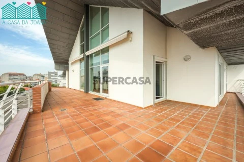 Apartamento T5 Duplex com Lugares de Garagem em Aveiro