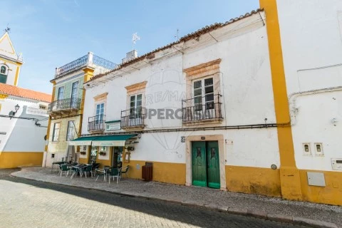 Prédio em Nossa Senhora da Conceição e São Bartolomeu, Vila Viçosa
