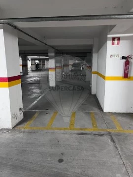 Garage auf Évora (São Mamede, Sé, São Pedro e Santo Antão), Évora