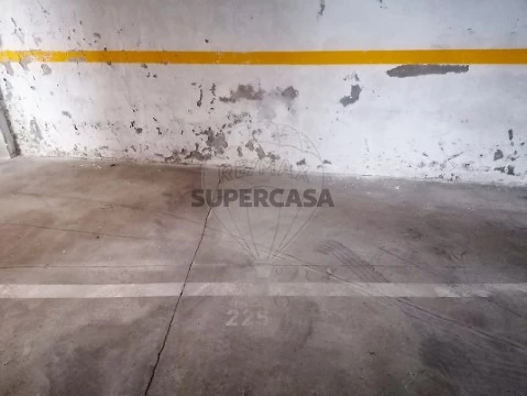 Garage auf Évora (São Mamede, Sé, São Pedro e Santo Antão), Évora