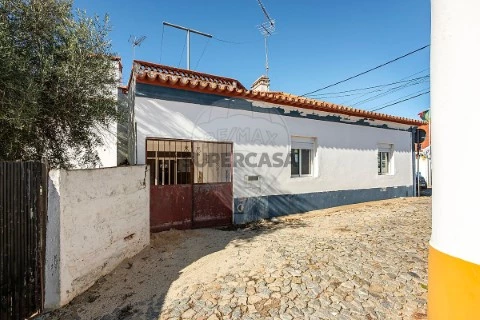 Moradia T4 em Torre de Coelheiros, Évora