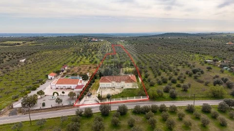 Moradia T5 em São João Batista, Campo Maior