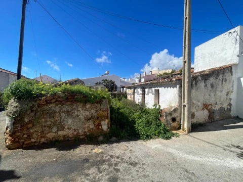 Moradia T0 na Rua João dos Santos, Luz, Lagos