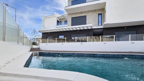 Topfloor-with-private-terrace-1
