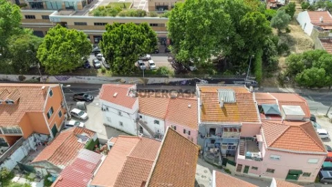 Prédio em Santo António dos Cavaleiros e Frielas, Loures