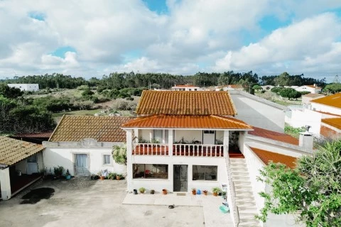 Moradia T4 com Terreno de 8 415 m2 na Lourinhã
