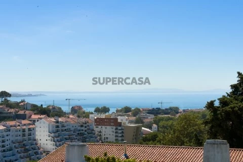 Appartement met 2 slaapkamers en terras en zeezicht in Cascais