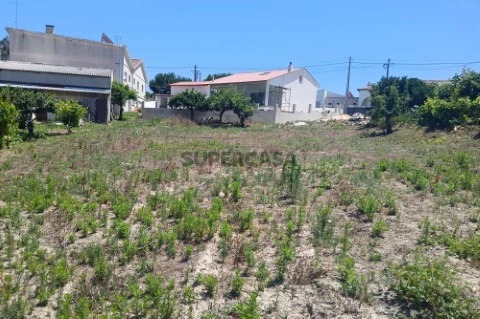 Terreno com projeto aprovado para moradia T3, em Cortes, Leiria.
