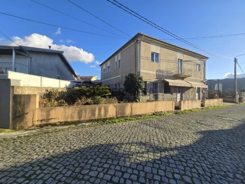 Moradia V5 Isolada com 295 m² de Área Bruta + Terreno de 1456 m² Grande Potencial de Transformação- Valongo