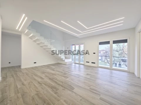 Apartamento T5 Duplex - Vale Figueira
