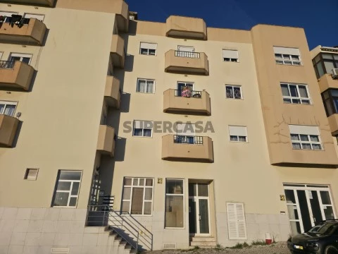 Apartamento T3 - na Rua 1º de Maio com parqueamento - Santa Clara, Lisboa