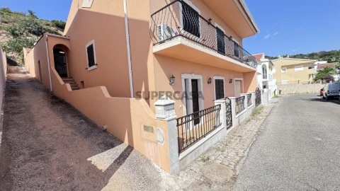 Moradia V5 com Garagem e Terraço em Alte (Loulé