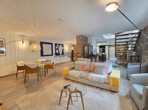sala-estar-sofas-escadas-fundo-moradia-mindelo