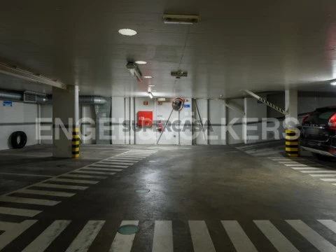 Garagem nas Avenidas novas