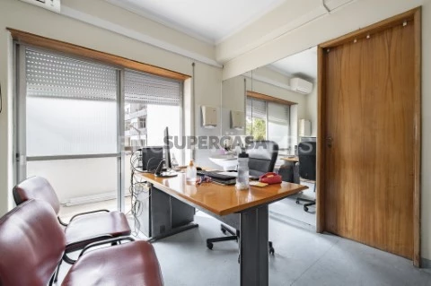 Excelente Espaço Comercial para Arrendar Centro de Almada