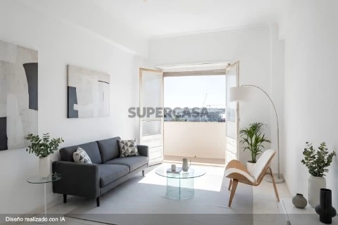 T2 em Benfica para Remodelação com Vista Panorâmica sobre Lisboa