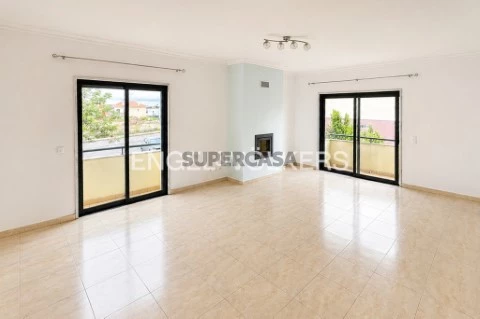 Espaçoso T4 em Porto Salvo