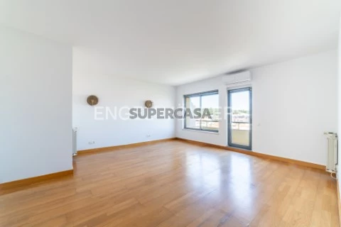 Elegante Duplex T2 com Terraço, Garagem e Vista Desafogada em Campolide