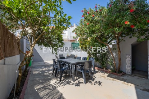 Moradia T4+3 remodelada na Charneca da Caparica
