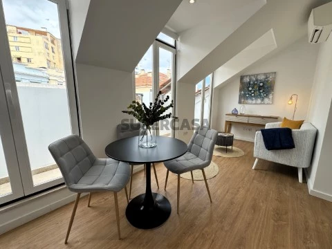 Apartamento T2 na Rua do Vale de Santo António, São Vicente, Lisboa