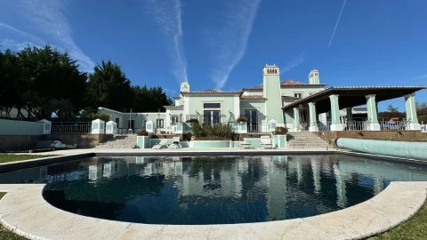 Luxury villa T6 + T1, with excellent location next to the prestigious development of
Belas Club Campo.
