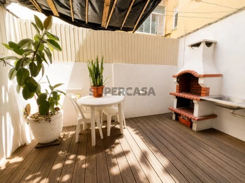 T1+2 Remodelado com Terraço e Churrasqueira | Penha de França