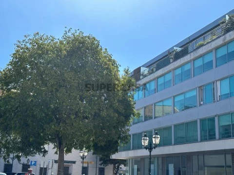 Garagem em Largo Capitão Maia Magalhães, Glória e Vera Cruz, Aveiro